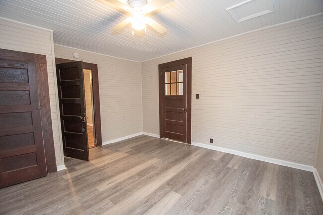 Foto del edificio - 65 Bradfield Dr