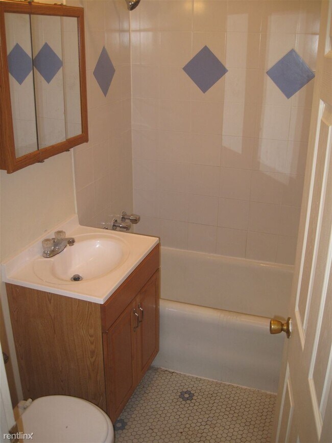 Building Photo - 1 br, 1 bath Apartment - 432 E 75th St