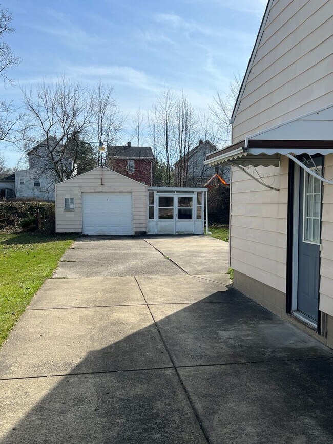 Foto del edificio - Struthers , 3 bedroom home with full basement and garage.