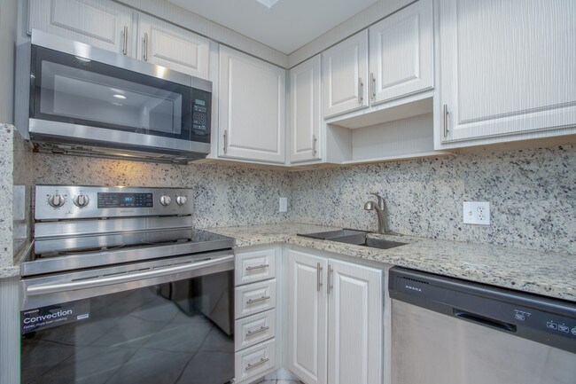 Building Photo - 3300 N Palm Aire Dr