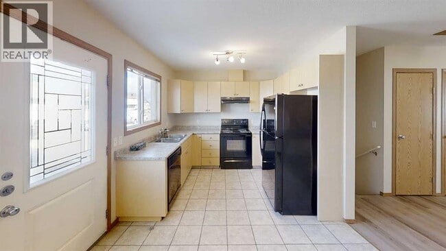 Building Photo - 9225-493 93 Ave