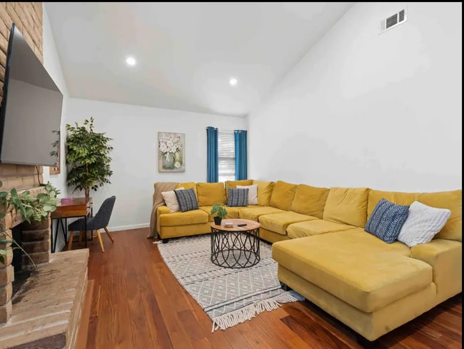 Building Photo - 2632 Moraga Dr