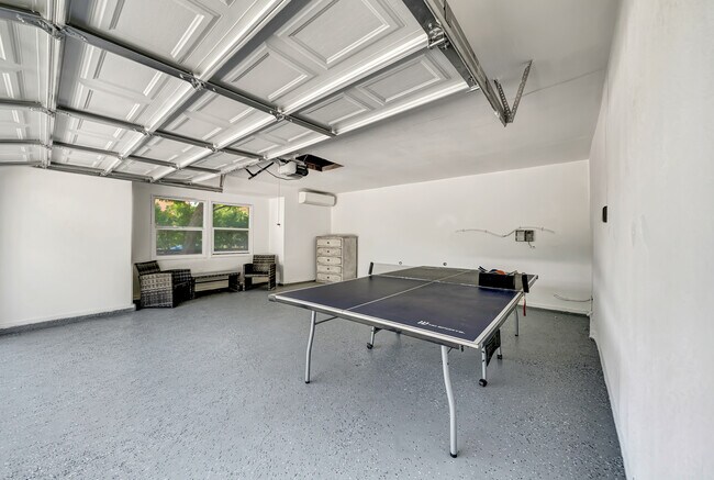 Foto del edificio - 7700 Oakdale Ave