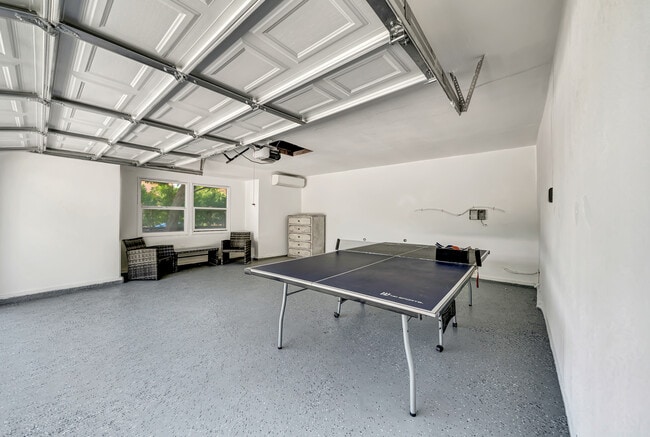 Foto del edificio - 7713 Oakdale Ave