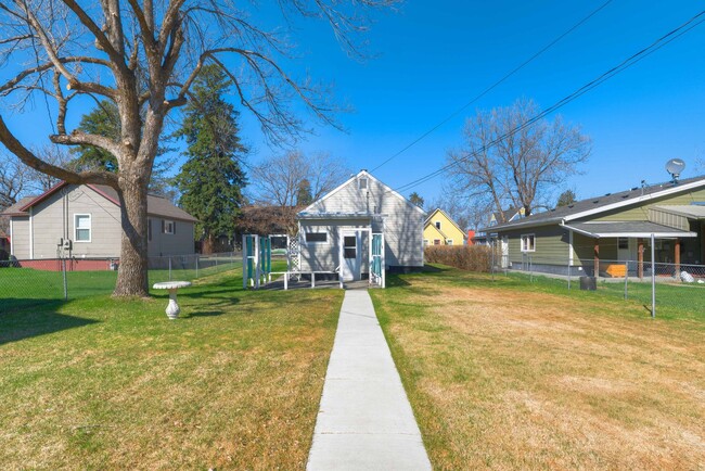 Building Photo - Charming Historic Rental Just Blocks from ...