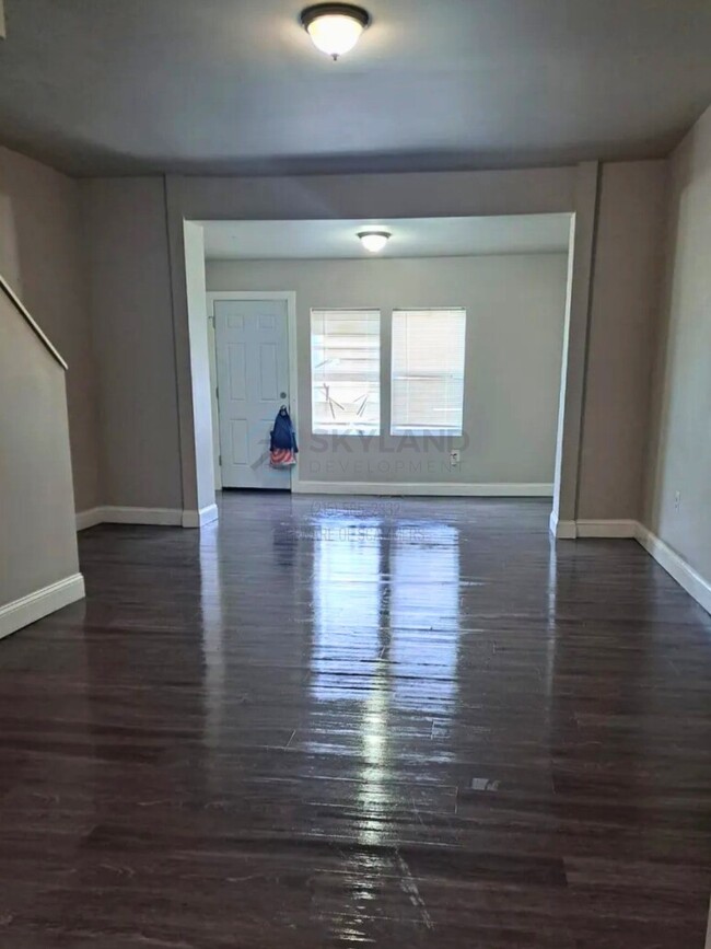 Building Photo - 5638 Ridgewood St