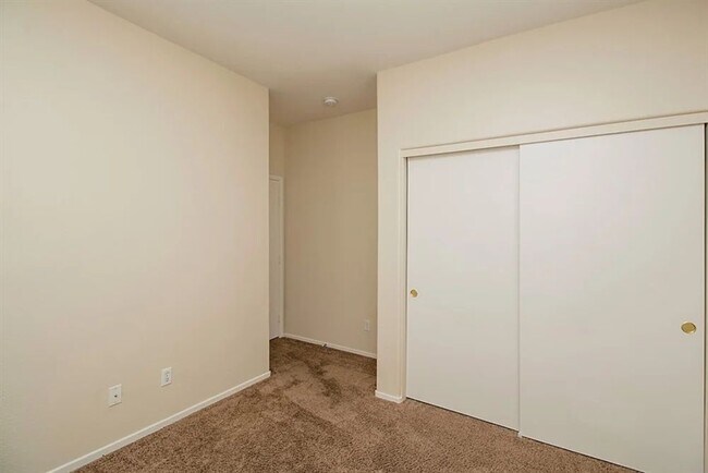 Building Photo - 1821 Running Fawn Ct