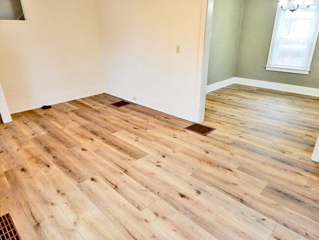 Building Photo - 237 E Elm St