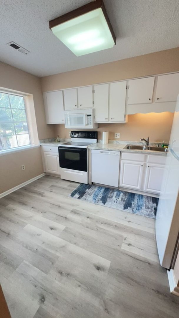 Building Photo - 2BR/2.5BA Townhome