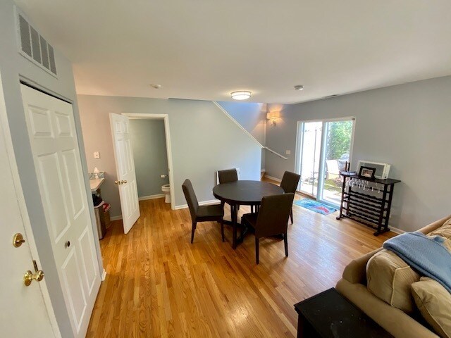 Foto del edificio - 481 River Bend Rd