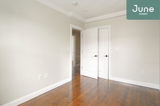 Building Photo - ROOM ONLY in 5-bed/1.5-bath Home