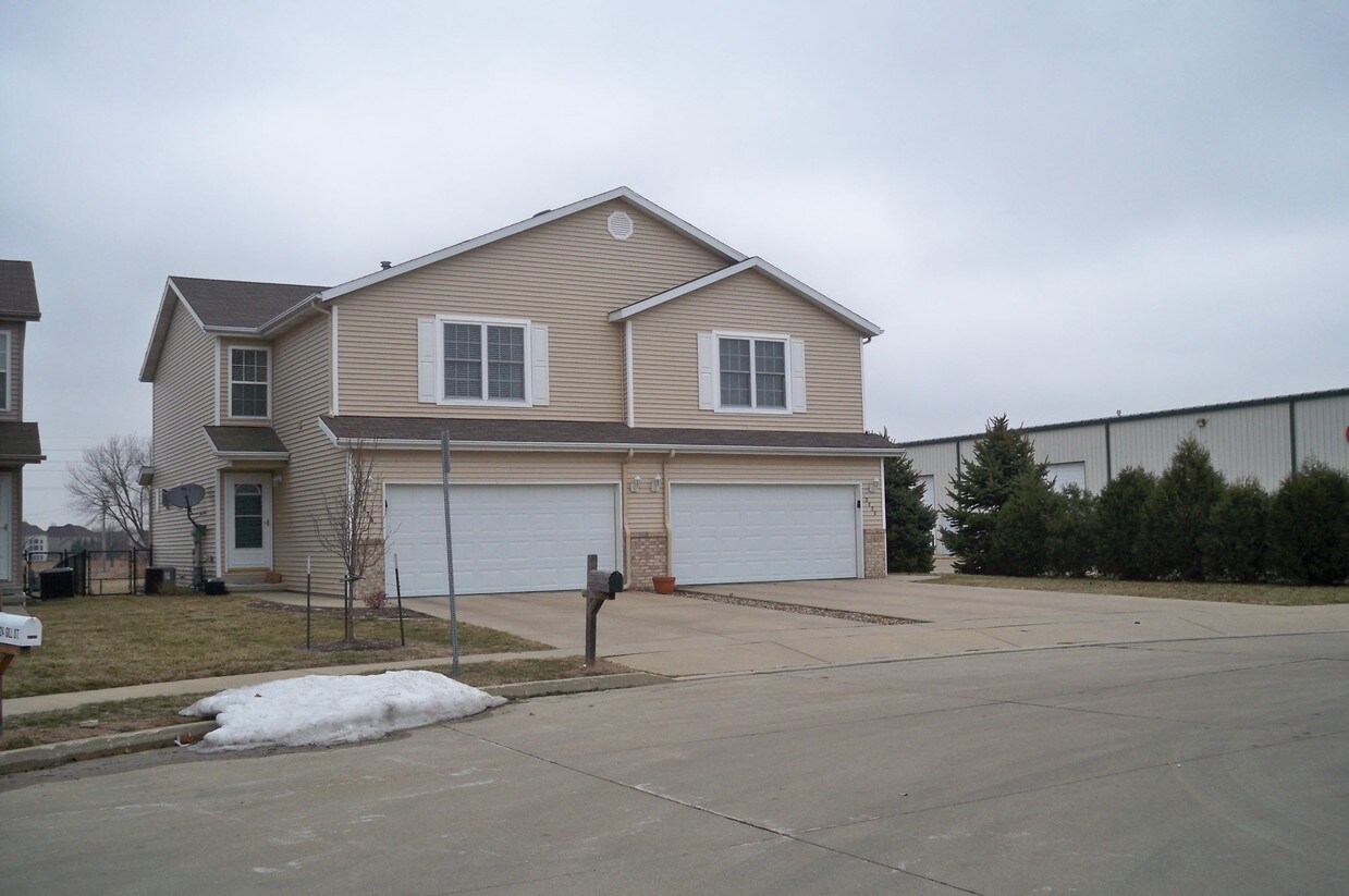 2827 Gill St, Bloomington, IL 61704 House Rental in Bloomington, IL