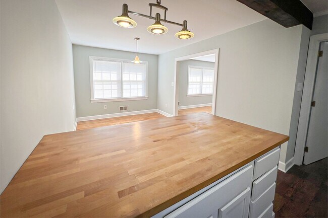 Building Photo - Beautifully  Remodeled 4BD/2BA home.  NO S...