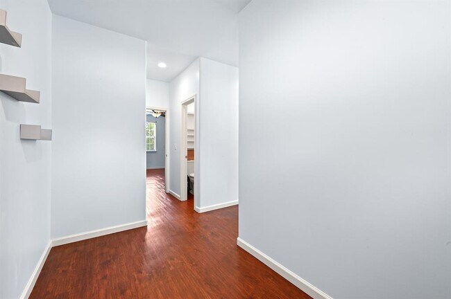 Building Photo - 330 Howard Ln
