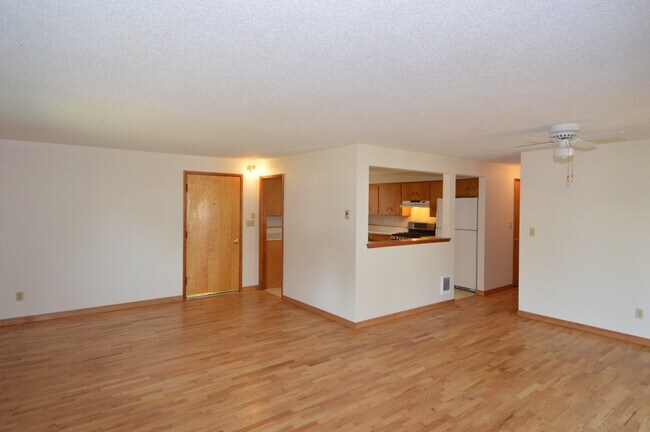 Foto del edificio - 5 bed 2.5 bath with wrap around deck. ***A...