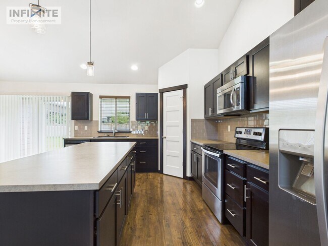 Foto del edificio - Single-Level 4BR with 3-Car Garage & Fence...