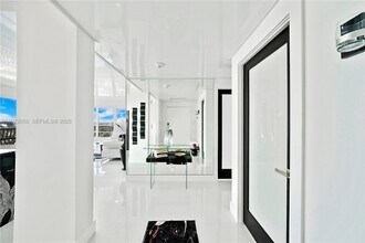 Building Photo - 4020 Galt Ocean Dr