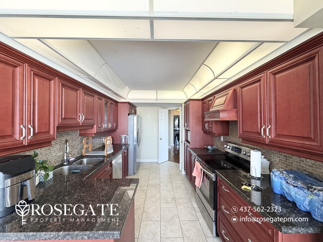 Photo du bâtiment - All-Inclusive 2-Bedroom + Den Corner Condo with Garage & Parking in Brampton