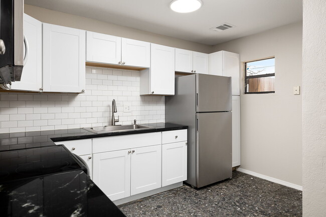 Building Photo - 5004 Oleander Dr