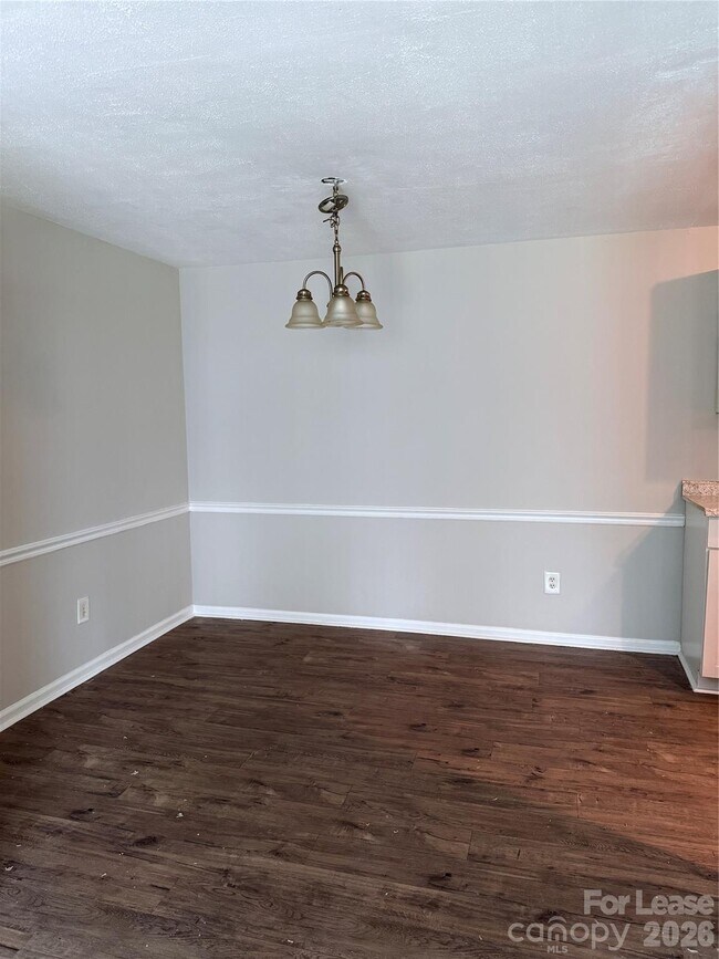 Building Photo - 702 Farmhurst Dr