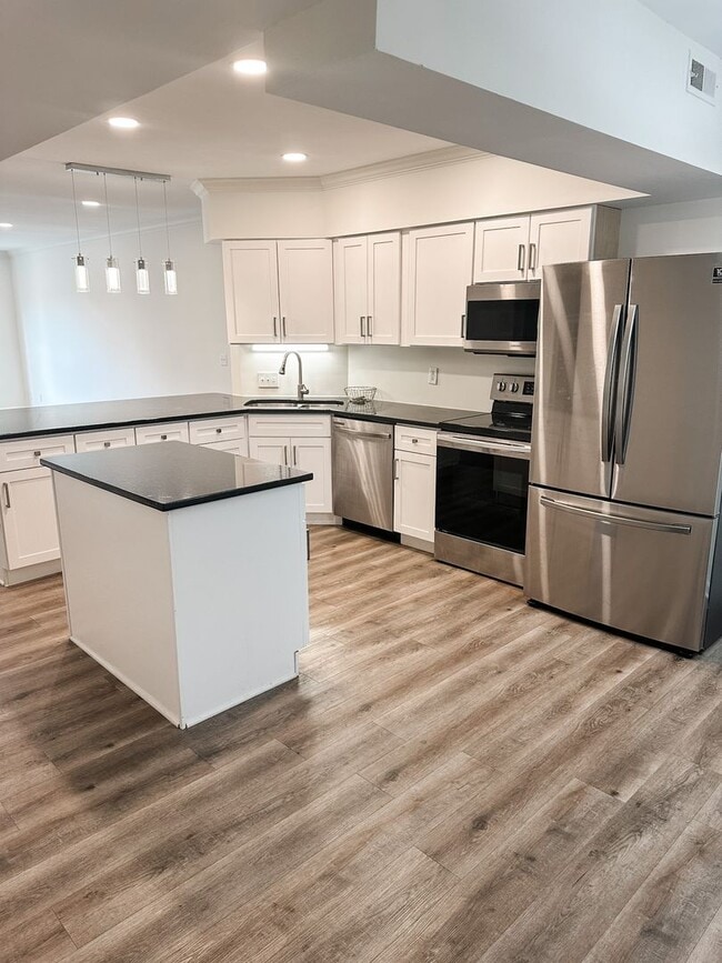 Foto del edificio - Spacious Renovated 3-Bedroom Condo Near UT...