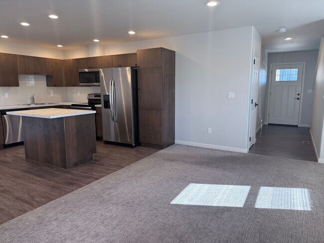 Building Photo - Stunning 4 Bedroom Townhome - $500 SPECIAL MOVE IN CREDIT