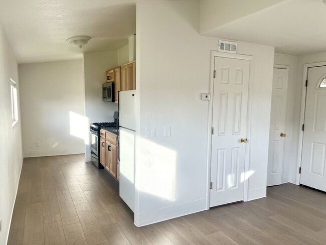 Building Photo - 272 E 200 S