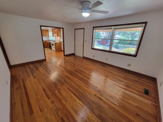 Building Photo - 1526 Highland Dr