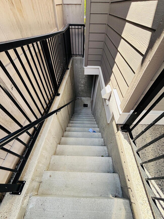 Building Photo - 16531 21 Av