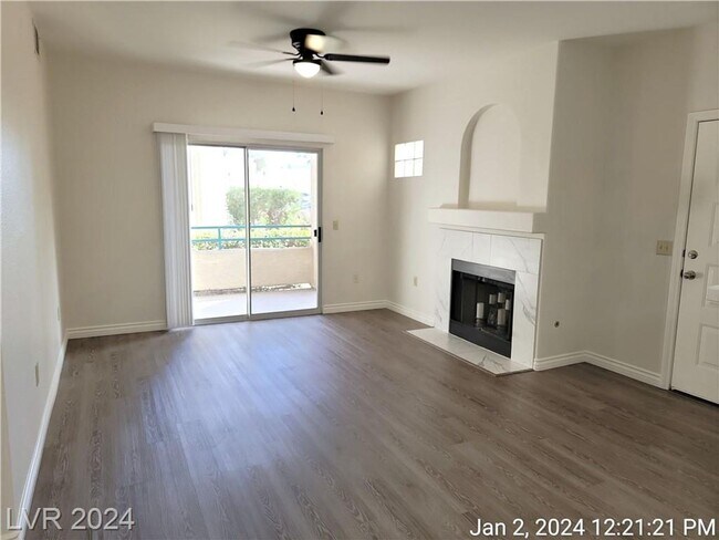Foto del edificio - VERY DESIRABLE GREEN VALLEY 1st FLOOR UNIT...