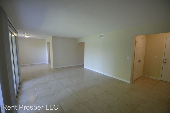Building Photo - 2 br, 2 bath House - 4184 Versailles Dr #D