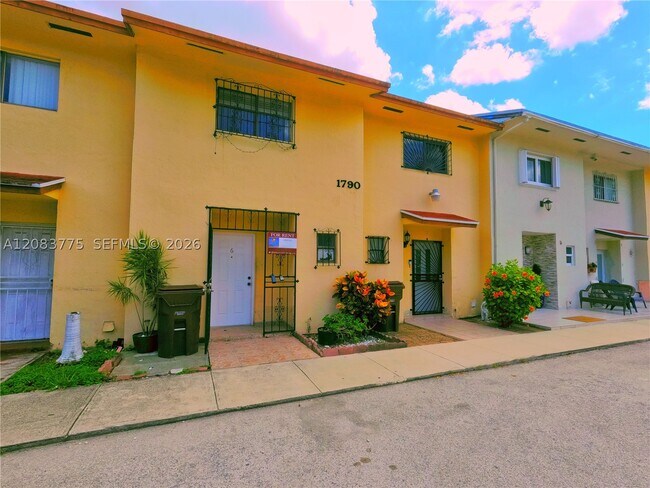 Foto del edificio - 1790 W 58th St