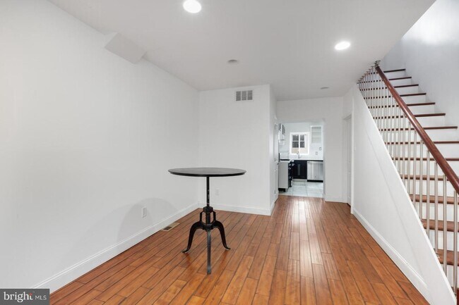 Building Photo - 2136 E Albert St