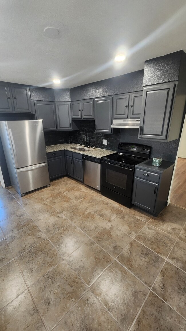 Building Photo - 14775 Robins Dr