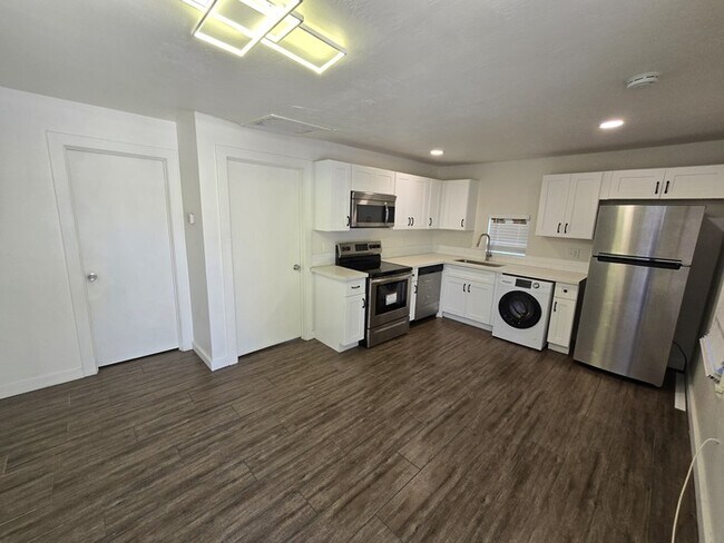 Building Photo - Newly renovated near downtown and biltmore...