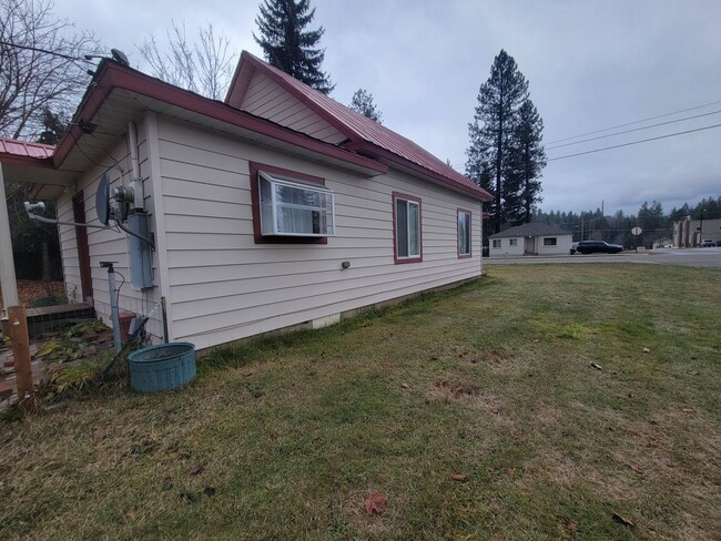 Building Photo - 2 bed 1 Bath in heart of Newport