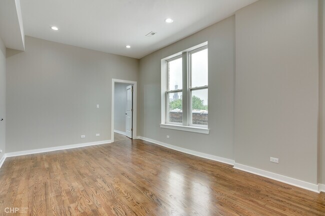 Building Photo - 734 N Throop St