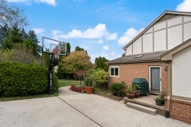 Building Photo - 1574 Devonshire Dr