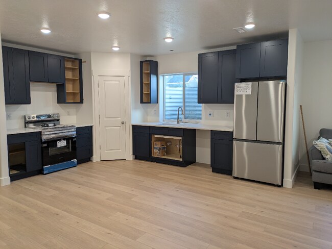 Building Photo - 1595 S 300 W