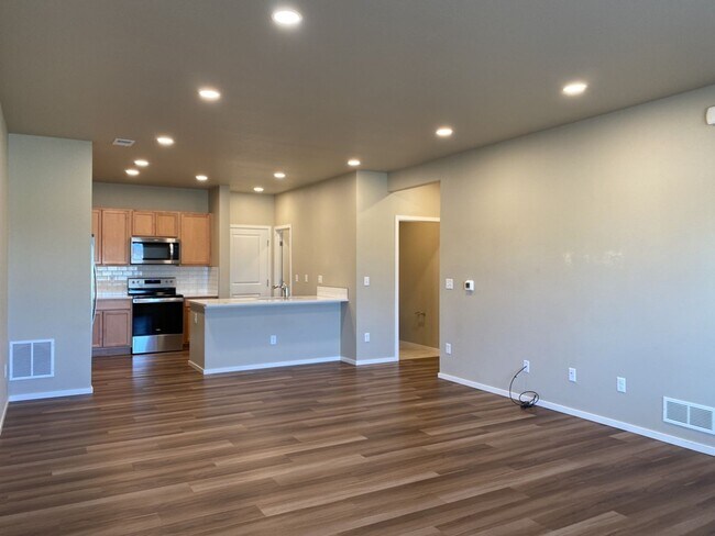 Building Photo - Beautiful Townhome 3-Bedroom / 2.5-Bath Ne...