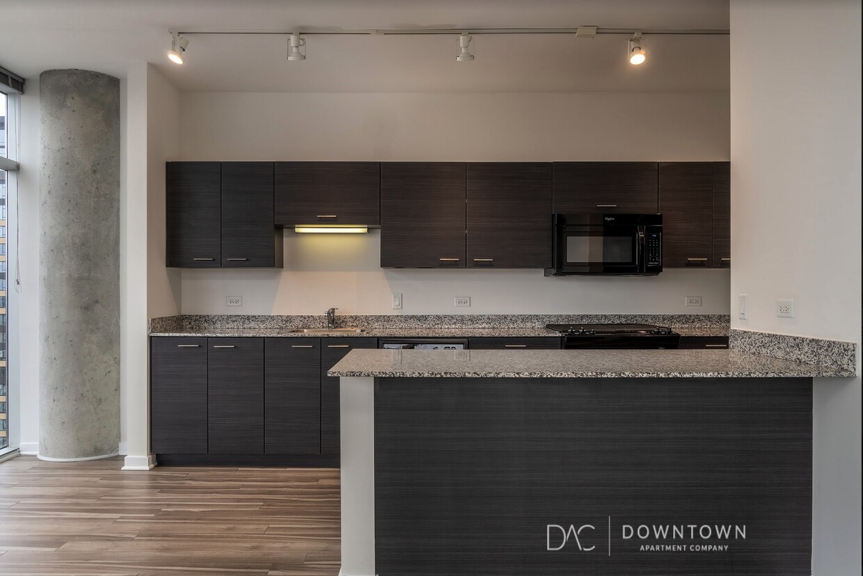 Foto principal - 744 N Clark St