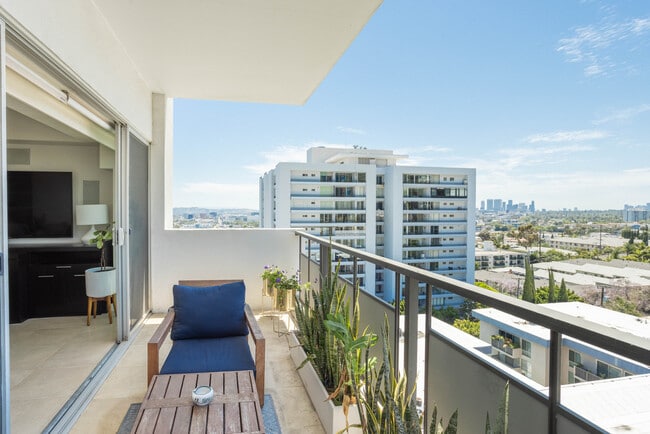 Building Photo - 1155 N La Cienega Blvd