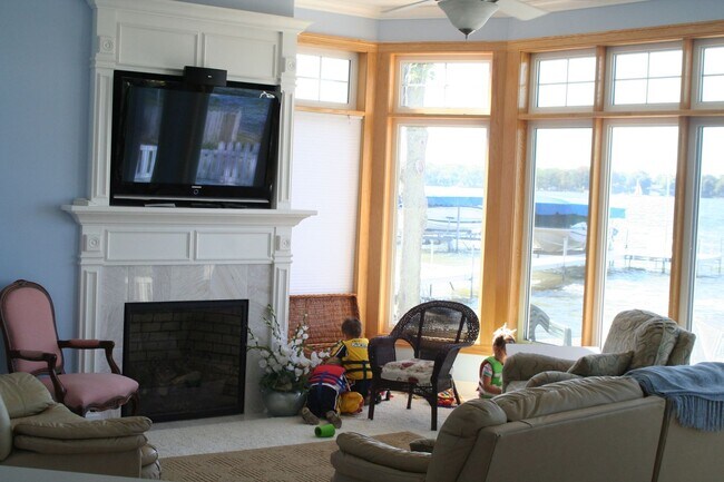 Foto del edificio - Beautiful 5 BR 5 Bath Home on Wawasee!  Of...