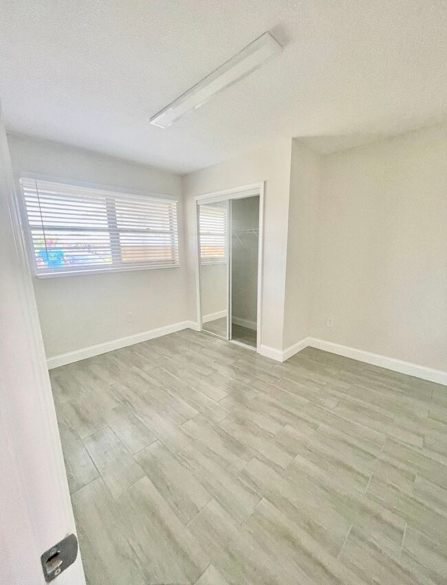 Building Photo - NEWLY RENOVATED SINGLE LEVEL 3 BEDROOM UNITS ON A QUIET STREET