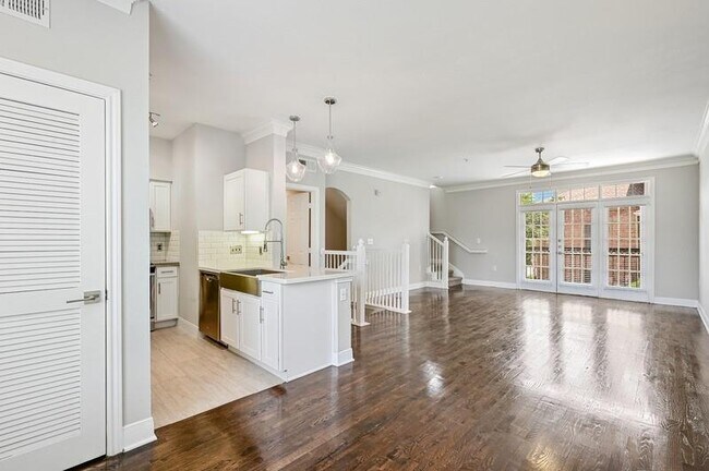 Building Photo - 15200 Memorial Mews St
