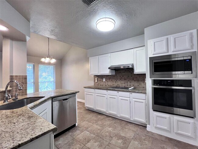 Building Photo - 8603 Greenleaf Lake Dr