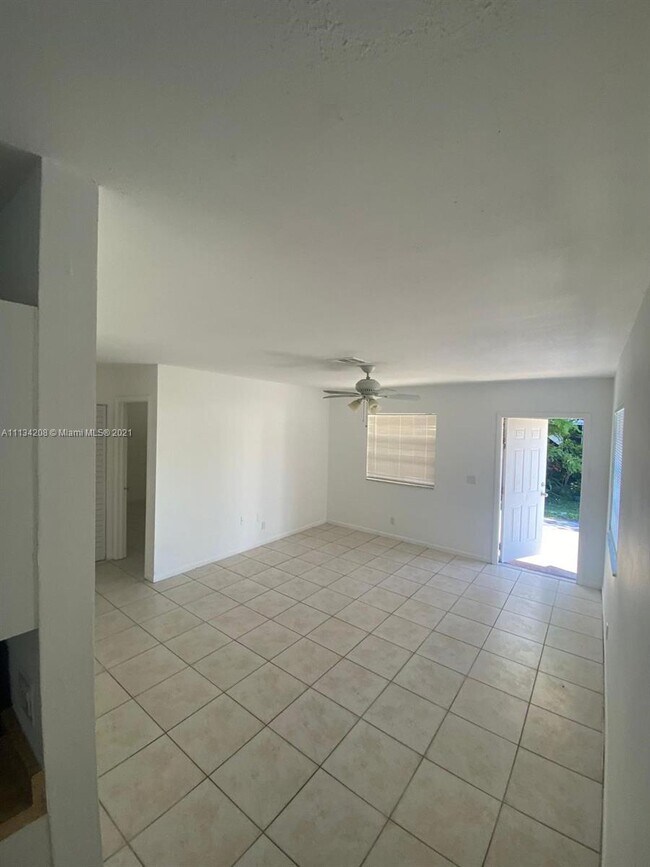 Foto del edificio - 235 SW 12th St