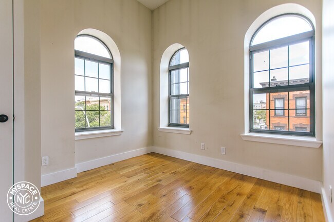 Building Photo - 435 Menahan St