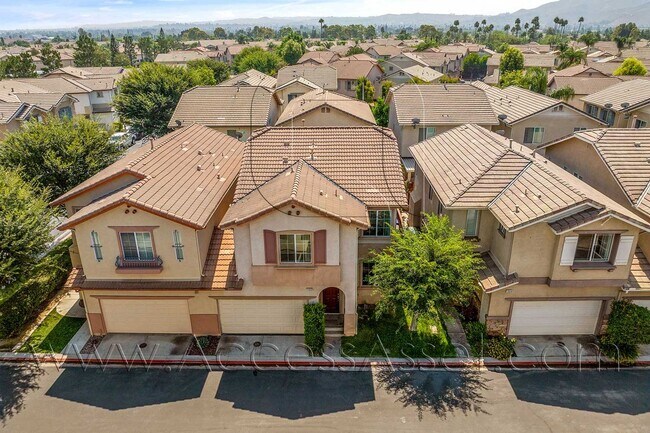 Building Photo - Spacious 4 Bed/2.5 Bath Condo In The Desir...