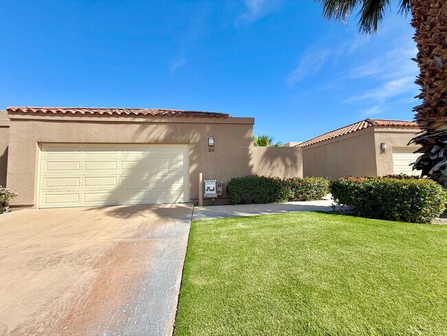 Foto del edificio - AVAILABLE NOW!! GORGEOUS 3 Bedroom 3 Bathroom Condo with Lake Views in Rancho Mirage!